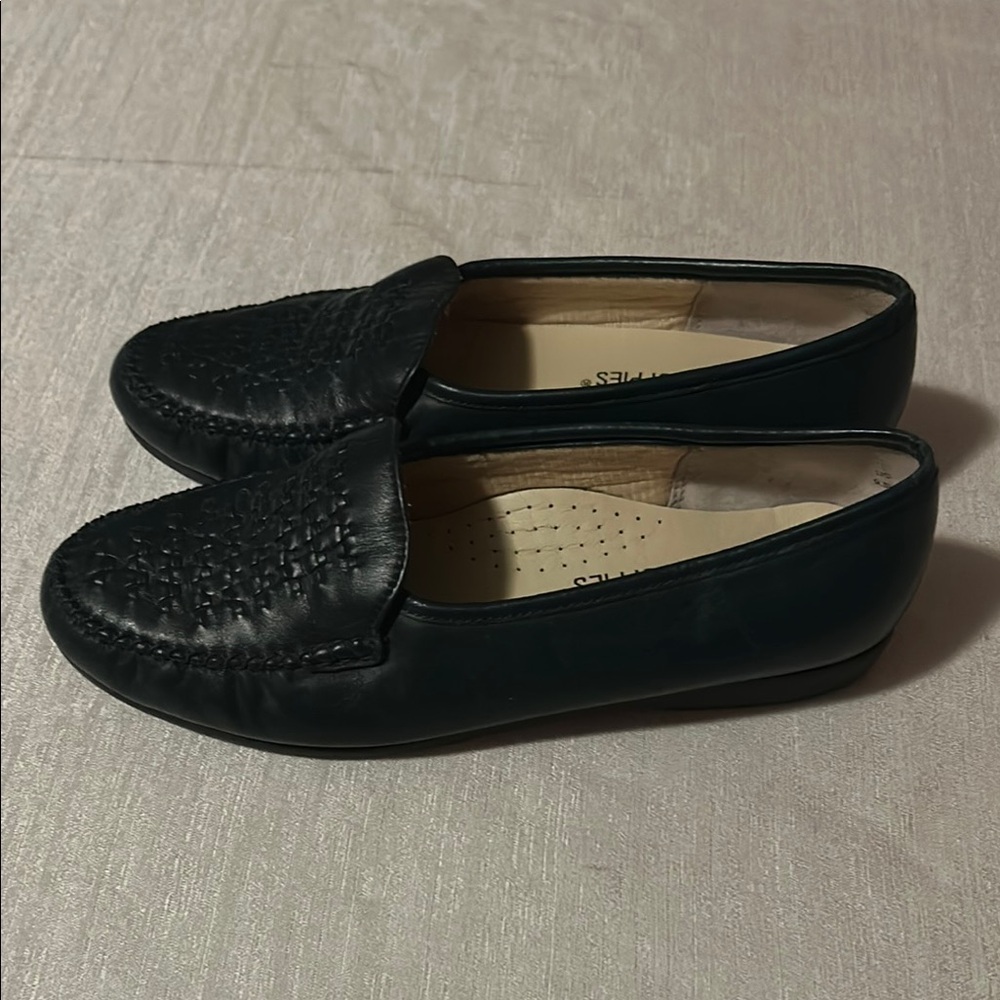 Hush Puppies Black Flats Timeless Loafers - Picture 2 of 5
